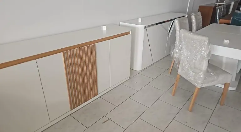 Casa de banho remodelada com revestimento marmoreado e metais dourados