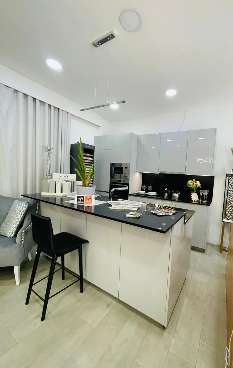 Cozinha cinzenta por medida com ilha e bancada preta