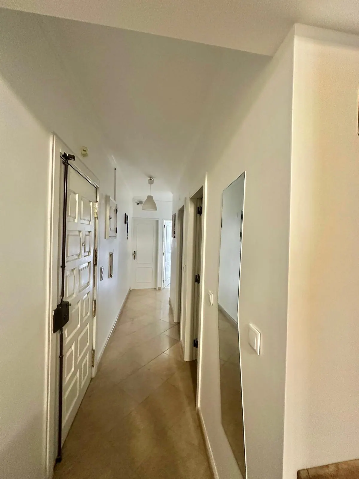Corredor de distribuição do T4 com portas lacadas de fresco