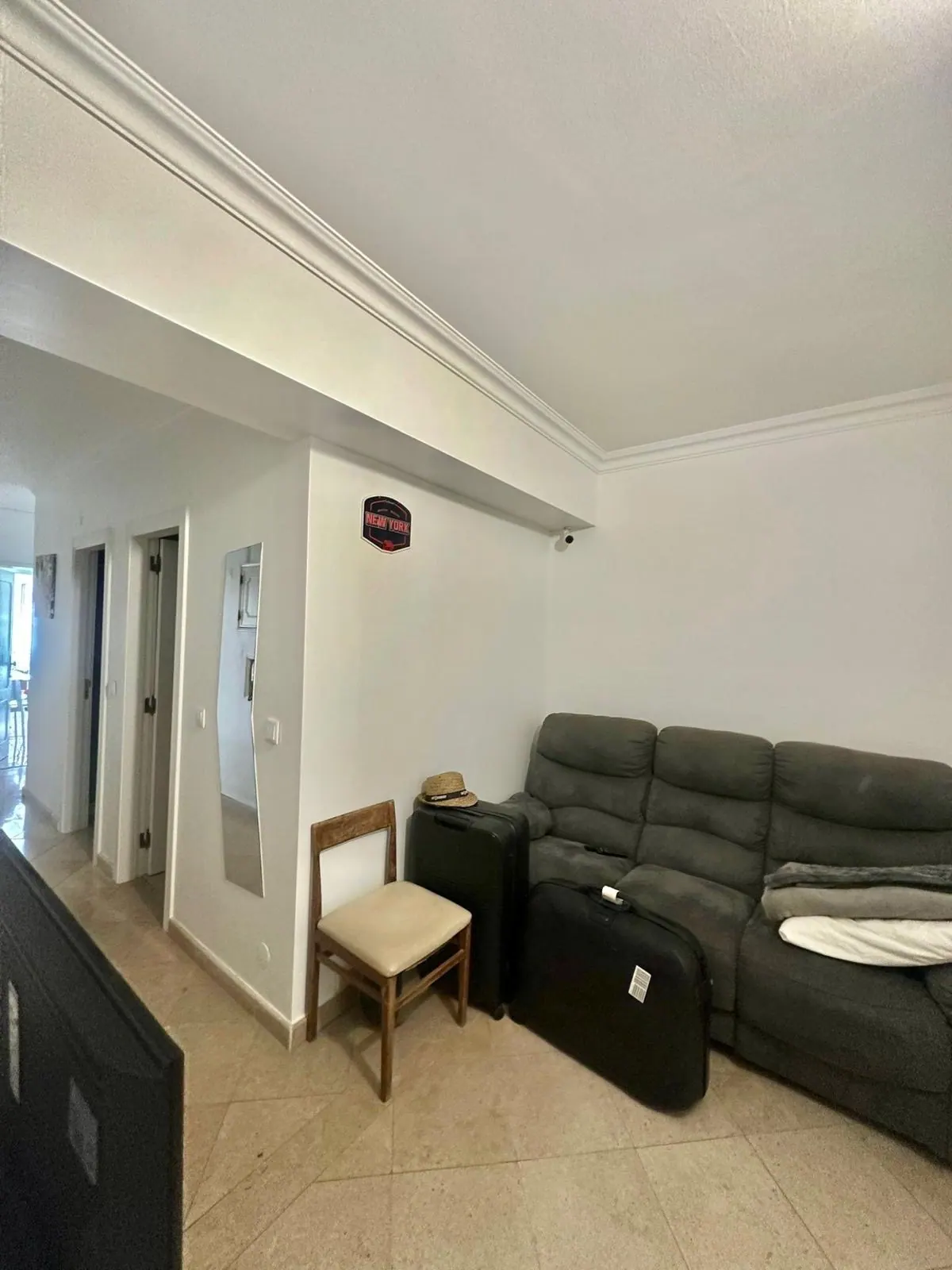 Sala de estar do apartamento T4 remodelado na Rua de Dona Estefânia, Arroios