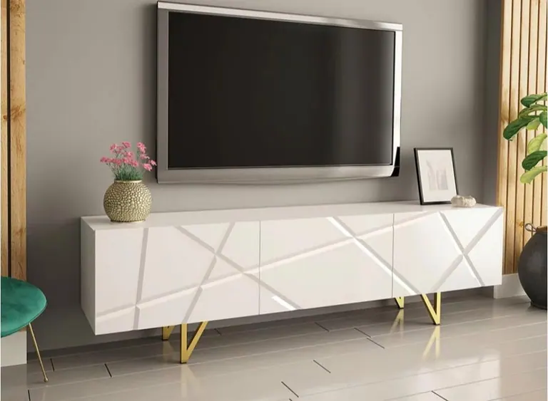Móvel de televisão branco com desenho geométrico e pés dourados