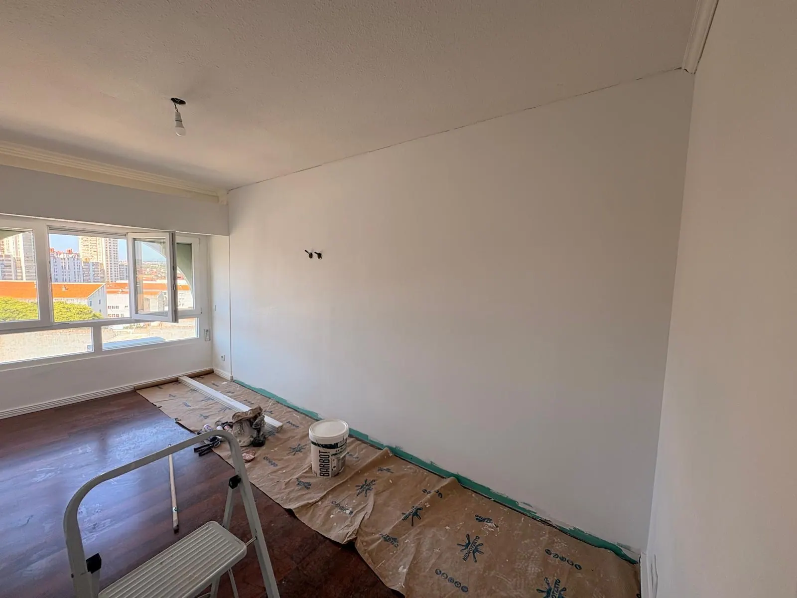 Remodelação de interior em curso com preparação de paredes e pavimento