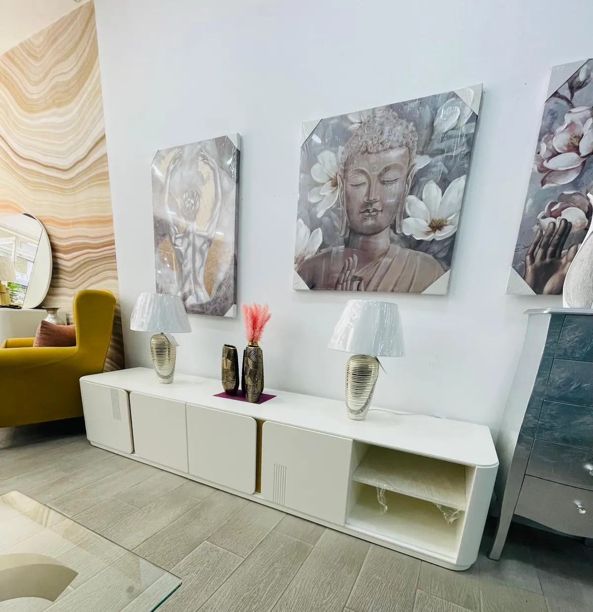 Aparador branco apresentado no espaço de exposição Henar